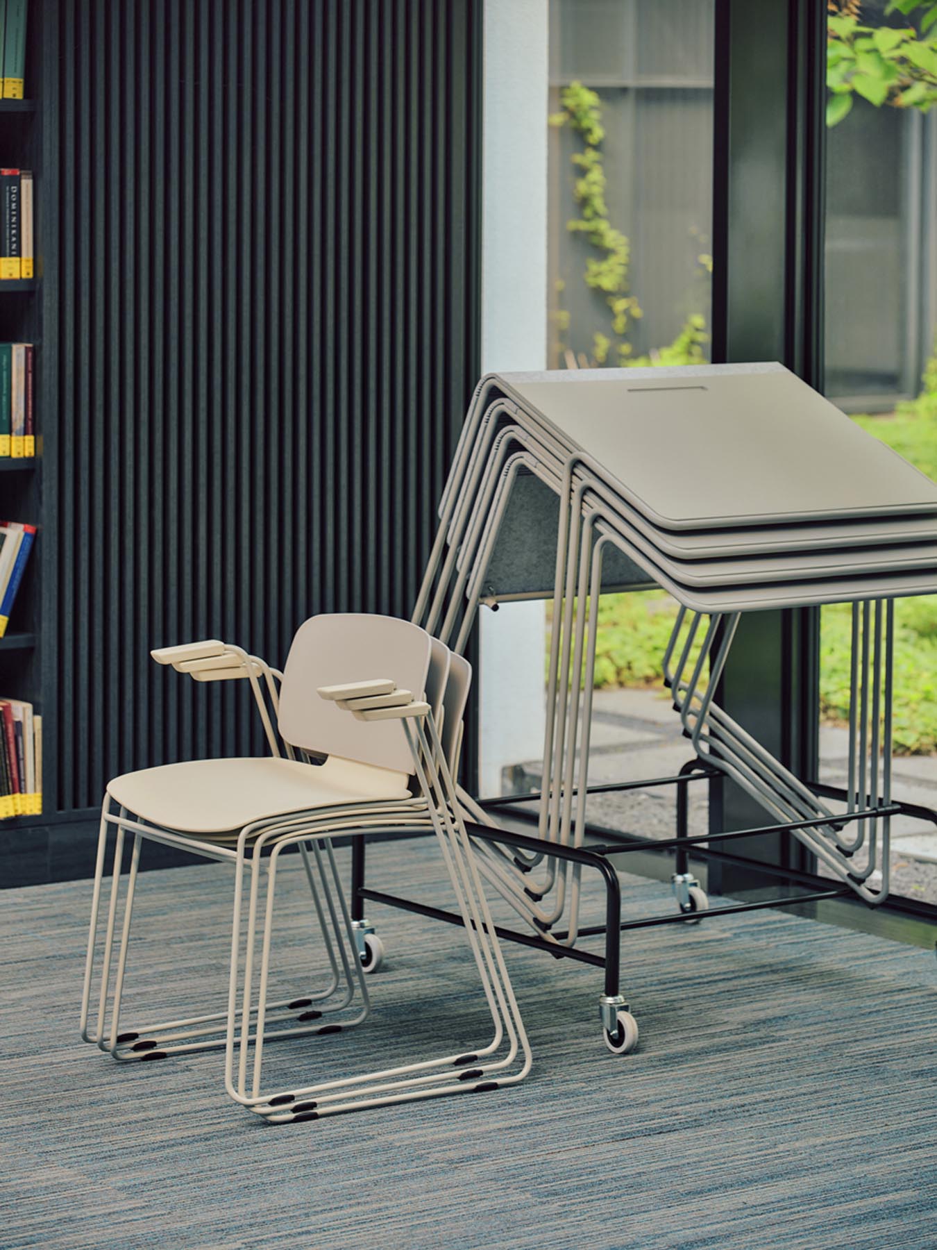 Eleganter Lena LEK03P Stuhl von Mdd, ideal für moderne Wohnräume, vereint Komfort und ästhetisches Design in einem zeitlosen Look.