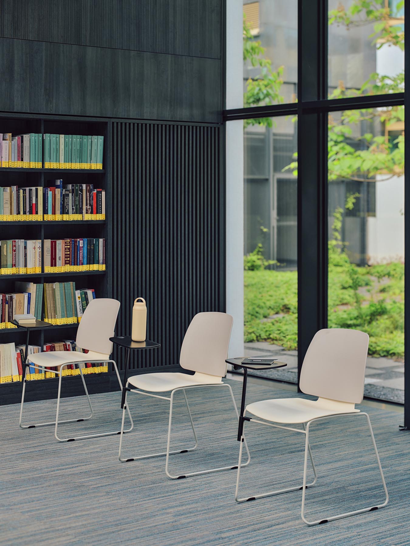 Eleganter Lena LEK03P Stuhl von Mdd, ideal für moderne Wohnräume, vereint Komfort und ästhetische Anziehungskraft in einem zeitlosen Design.