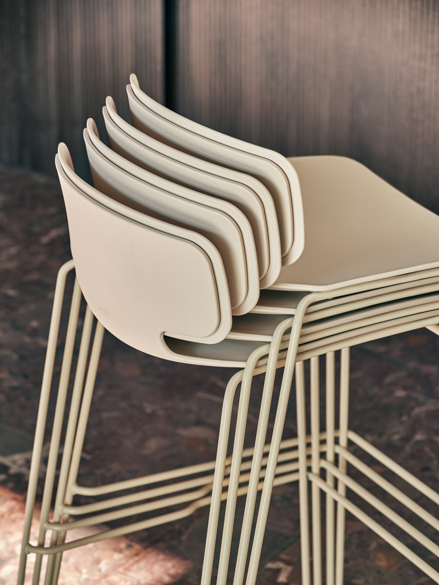 Eleganter Barhocker Lena LEH01H von Mdd, kombiniert stilvolles Holz mit Metall, runde, gepolsterte Sitzfläche und schlanke Beine – perfekt für moderne Räume.