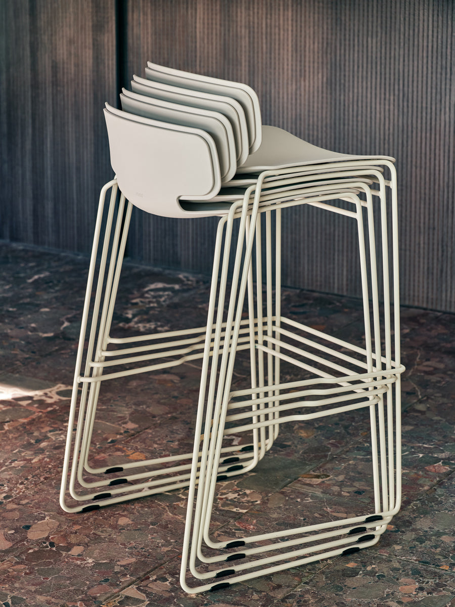 Moderner Barhocker Lena LEH02H mit ansprechendem Holz-Finish, gepolstertem Sitz und robuster Metallkonstruktion, ideal für stilvolle Wohnräume.