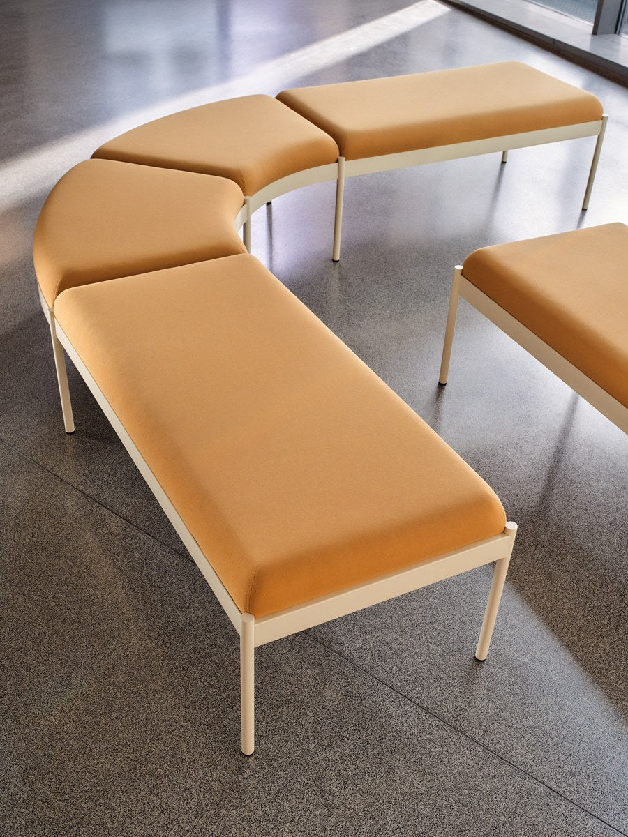 Modulares Sitzsystem Nora von Mdd in Ziegelrot, gepolsterte Sitz- und Rückenelemente auf Metallgestell mit Rohrbeinen.