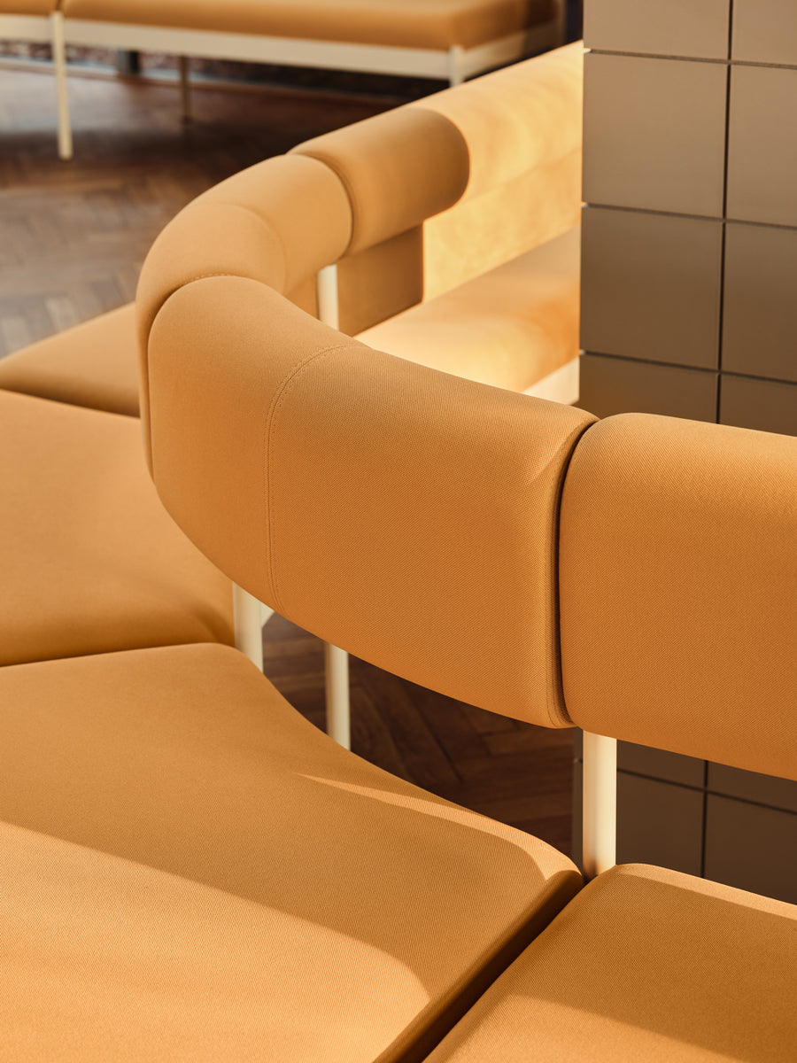 Stilvolles modulares Sitzsystem Nora NOR403 von MDD, ideal für zeitgemäße Interiors, vereint Flexibilität und Komfort in einem ansprechenden Design.
