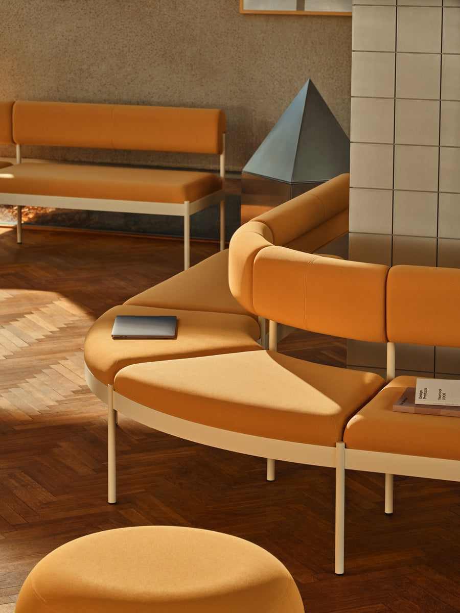 Modernes, modulares Sofa Nora NOR405 in sanftem Hellgrau, ideal für kreative Raumgestaltungen mit komfortablen, abgerundeten Formen.