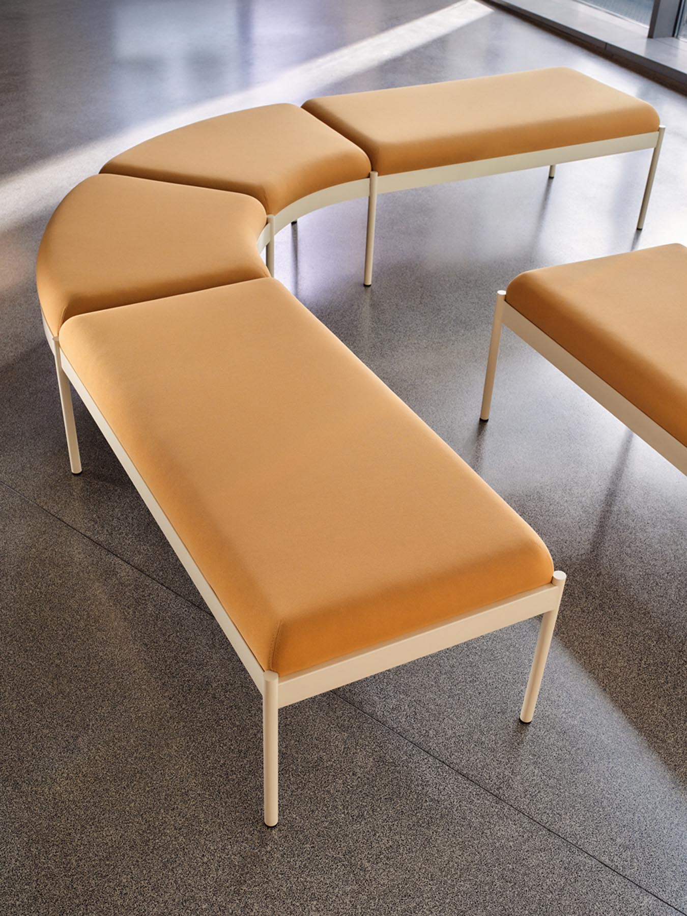 Modulares Sofasystem Nora NOR405 in sanftem Hellgrau, ideal für moderne Wohnräume mit geschwungenem Design und vielseitigen Kombinationsmöglichkeiten.