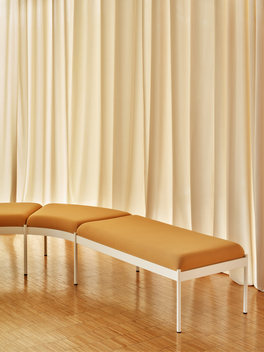 Modulares Sofa Nora NOR405 in sanftem Hellgrau, ideal für moderne Wohnkonzepte mit anpassbaren Sitzlösungen und zeitloser Eleganz.