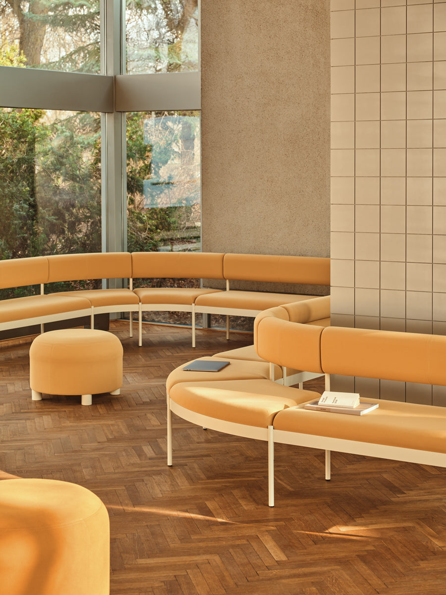 Elegantes modulares Sitzsystem Nora NOR405 in stilvollem Grau, perfekt für vielseitige Wohnkonzepte und entspannende Sitzgelegenheiten.