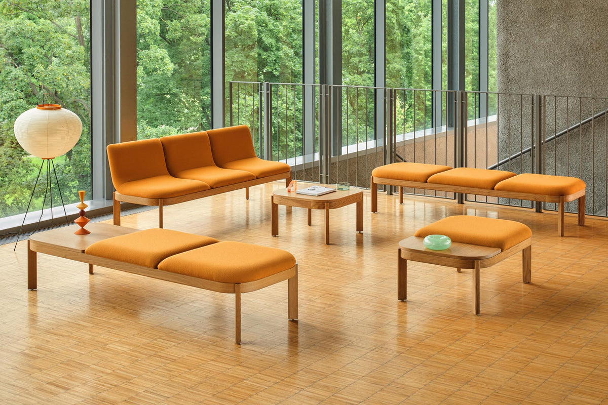 Sitzbank Ramp von Mdd mit Gestell aus Holz und Furnier in Eiche Natur, gepolsterter Sitz auf Kunststofffüssen mit Filz.