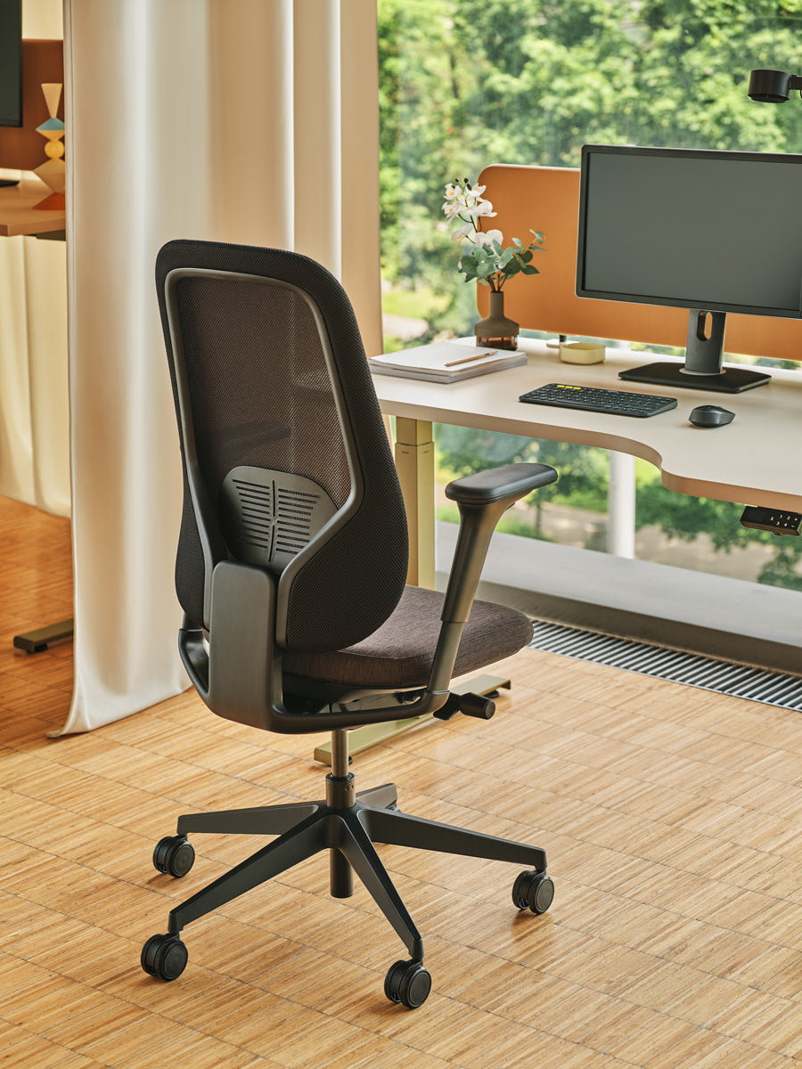 Iris IRS01 Bürostuhl: eleganter Bürostuhl mit ergonomischem Design und atmungsaktivem Netzrücken für optimalen Komfort und Unterstützung.