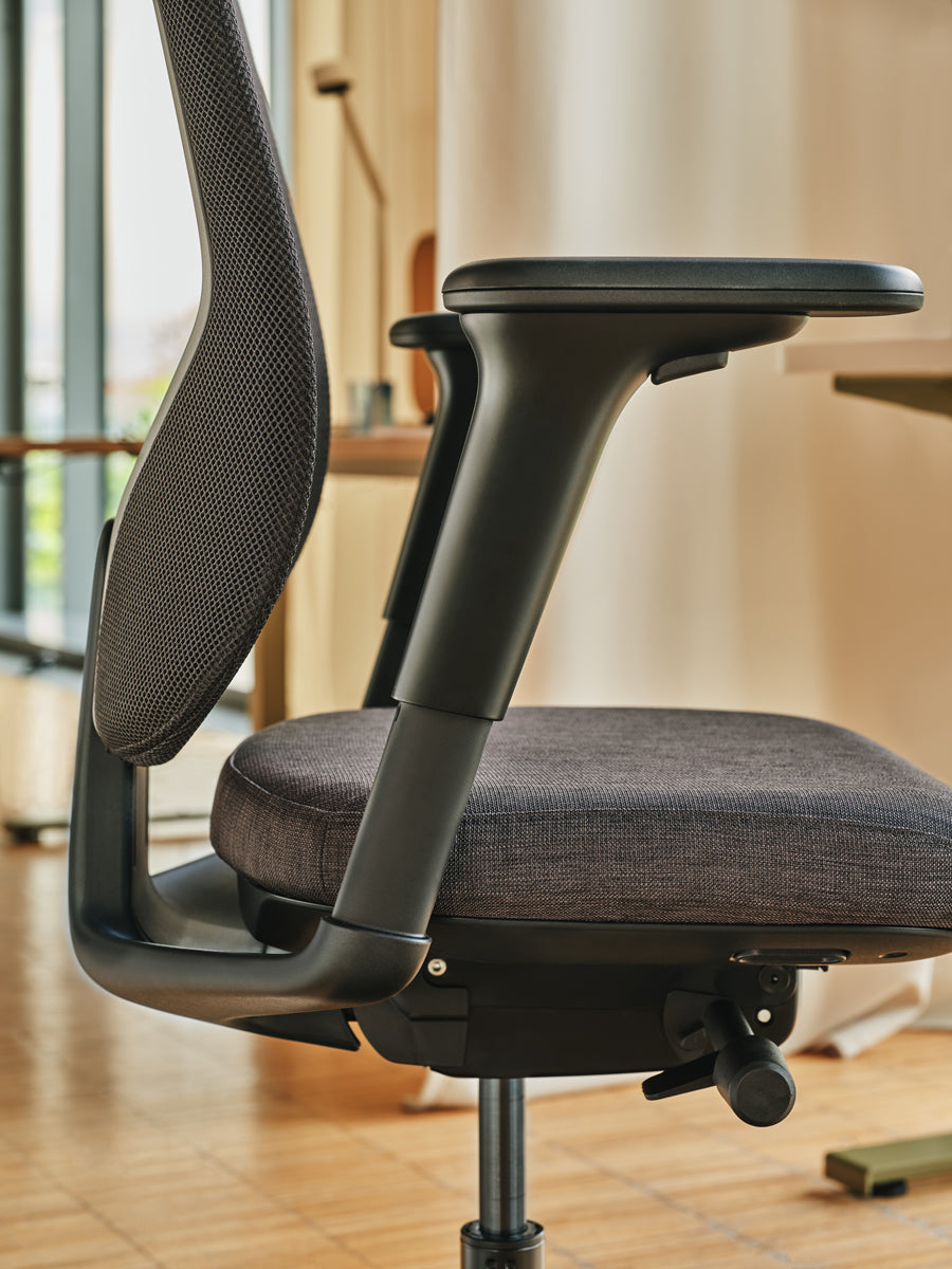Iris IRS01 Bürostuhl: eleganter Bürostuhl mit atmungsaktivem Netzrücken und ergonomischem Design für optimalen Komfort im Büro.