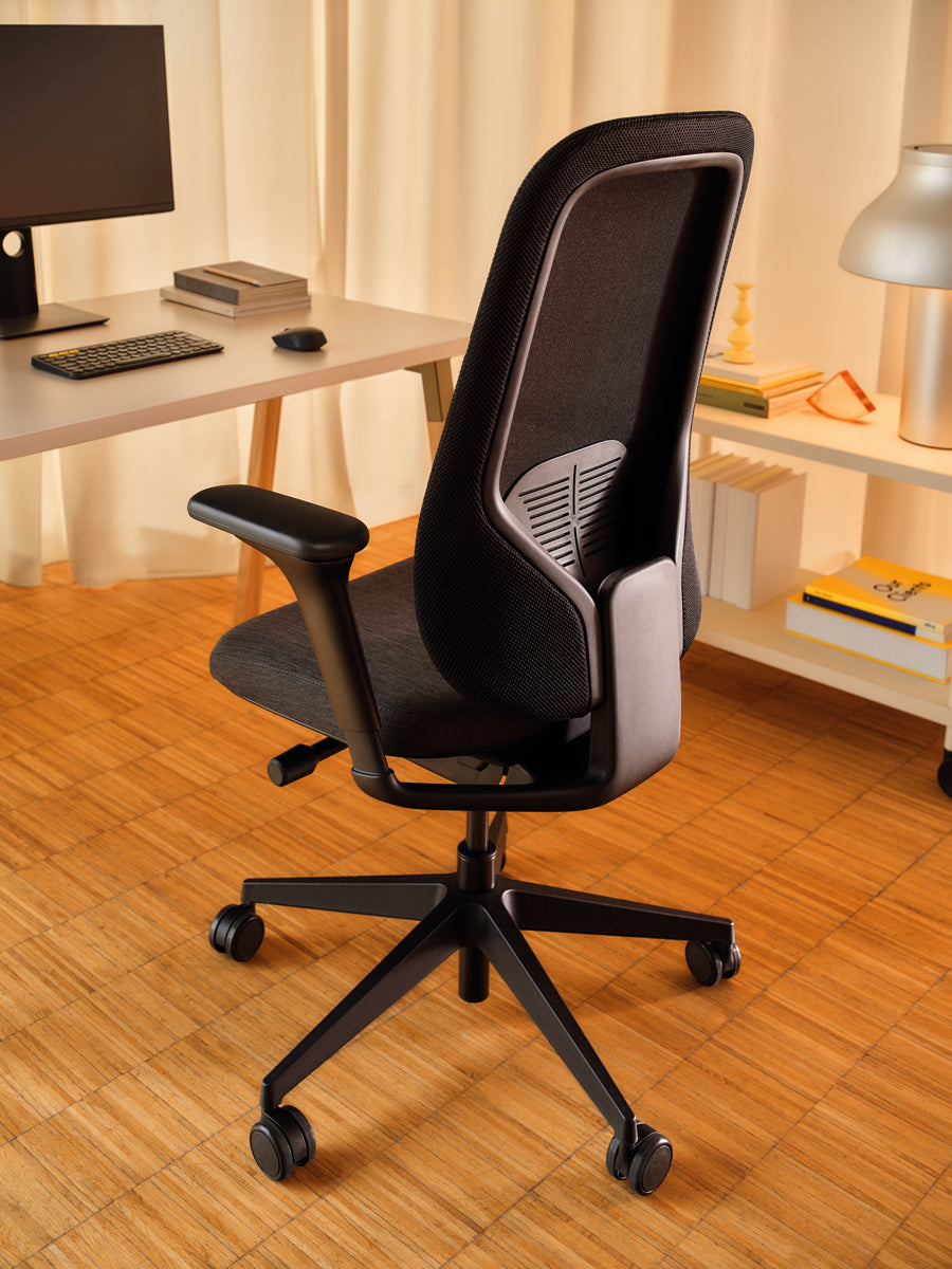 Iris IRS01 Bürostuhl: moderner Bürostuhl mit stilvollem Netzrücken und ergonomischer Form, ideal für lange Arbeitstage im Büro.