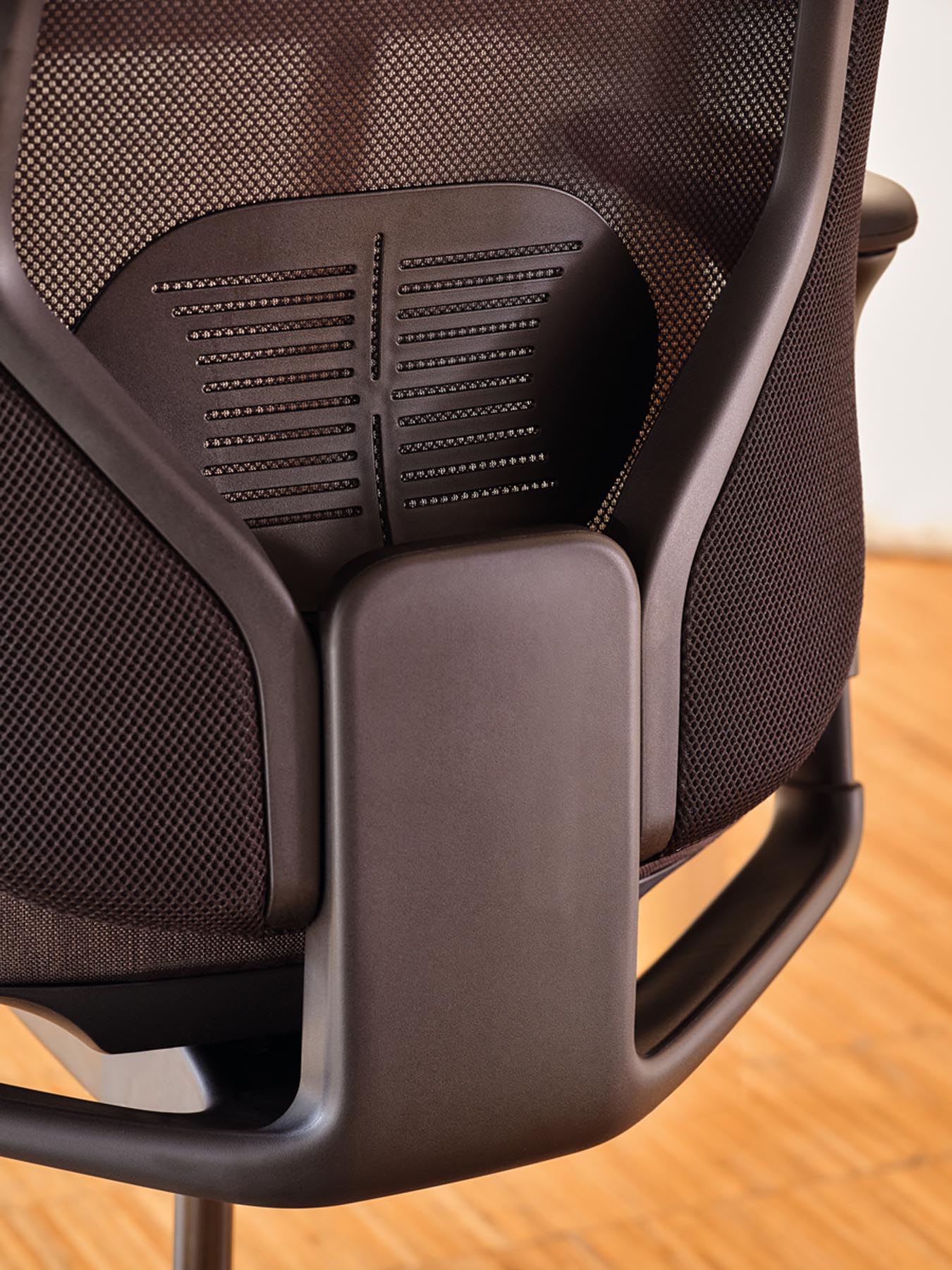 Iris IRS01 Bürostuhl: eleganter, ergonomischer Stuhl mit atmungsaktivem Netzrücken, perfekt für komfortables Arbeiten im Büro.