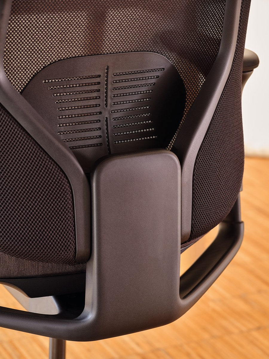 Bürostuhl Iris von Mdd in Marineblau mit Netzrückenlehne, 4D-Armlehnen, Kunststoff-Fussstern und Rollen für weiche Böden.