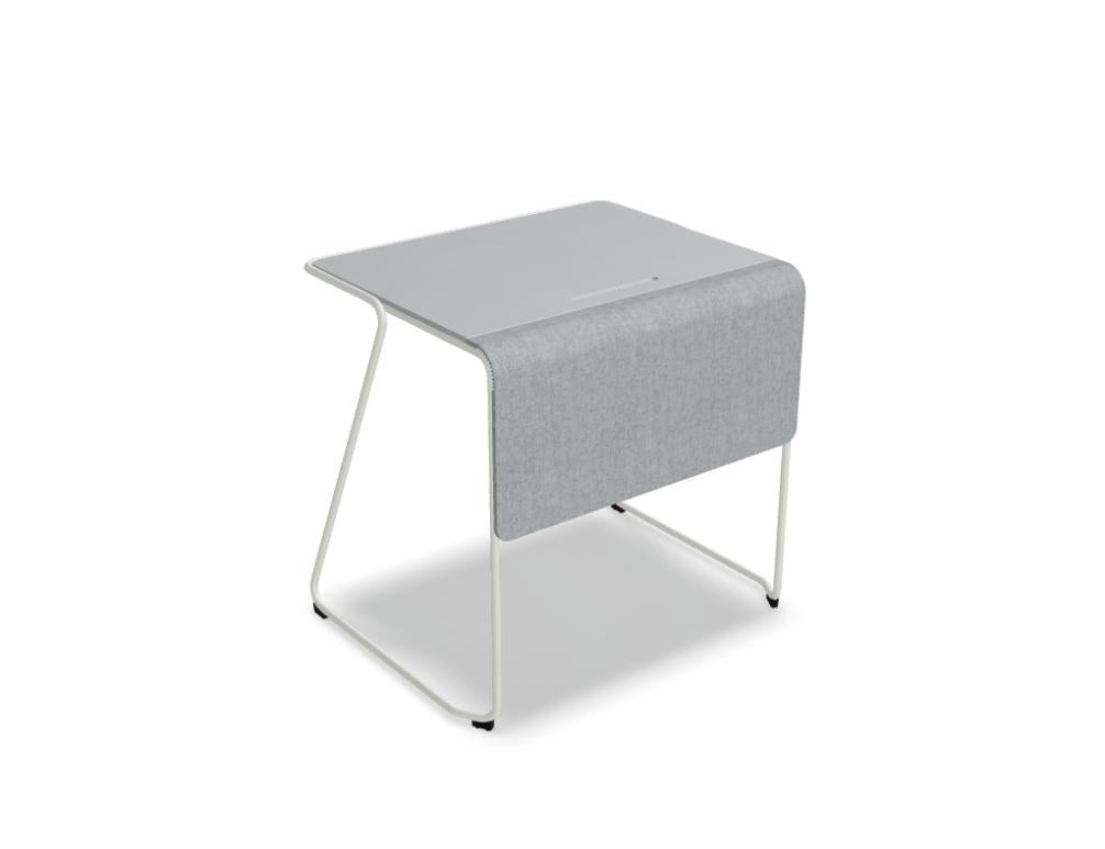 Stapelbarer Schulungstisch Loop von Mdd mit heller Sperrholzplatte, PET-Filz-Knieblende und Gestell aus pulverbeschichtetem Stahlrohr.