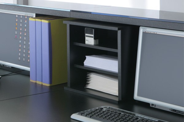Weisses Regal aus Melaminplatte mit ABS-Umleimung für die Linea-Empfangstheke, mit optionaler abschliessbarer Tür und Aluminiumgriffen.