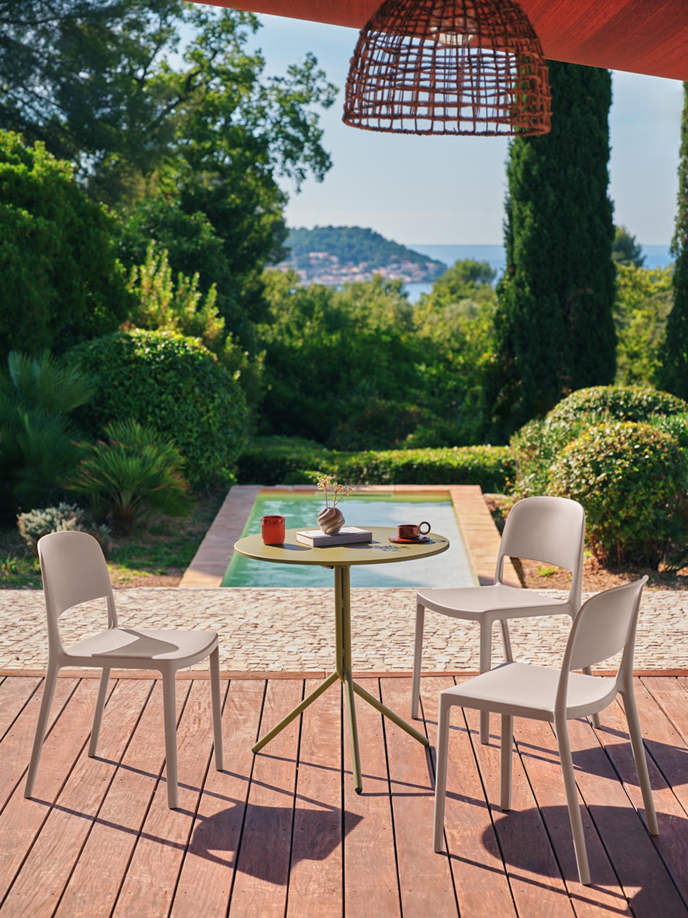 Eleganter Luna LUN70 Cafeteriatisch von Mdd, ideal für den Garten, mit stilvollem Design und runder Tischplatte für gesellige Stunden im Freien.