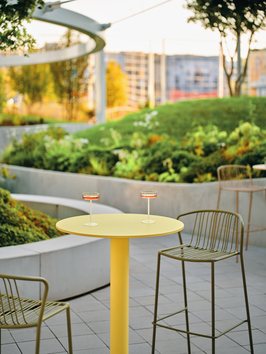 Eleganter Hochtisch Bolt OST611 von Mdd für den Außenbereich, perfekt für gesellige Abende und stilvolle Terrassengestaltung.