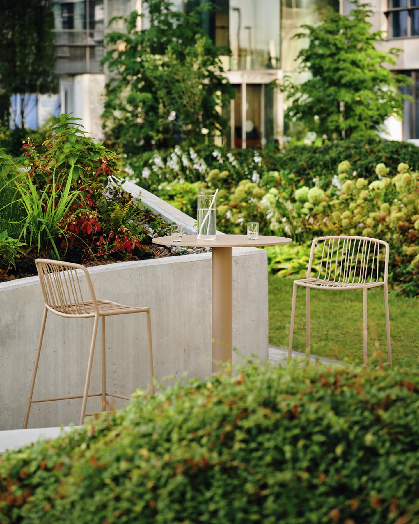 Moderner Outdoor-Hochtisch Bolt OST611 von Mdd, ideal für entspannte Zusammenkünfte im Freien und ansprechende Gartengestaltung.