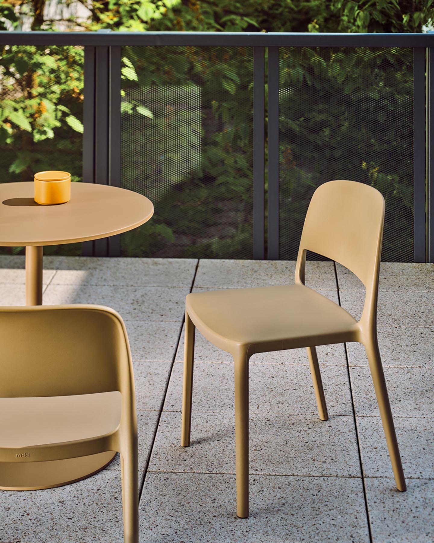 Eleganter Cafeteriatisch Bolt OST67 von Mdd, gefertigt aus edlem Holz, perfekt für gesellige Stunden im Garten oder auf der Terrasse.
