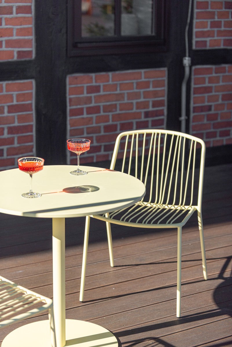 Moderner Gartentisch Bolt OST67 von Mdd, aus hochwertigem Holz, ideal für entspannte Momente im Freien und stilvolle Zusammenkünfte.