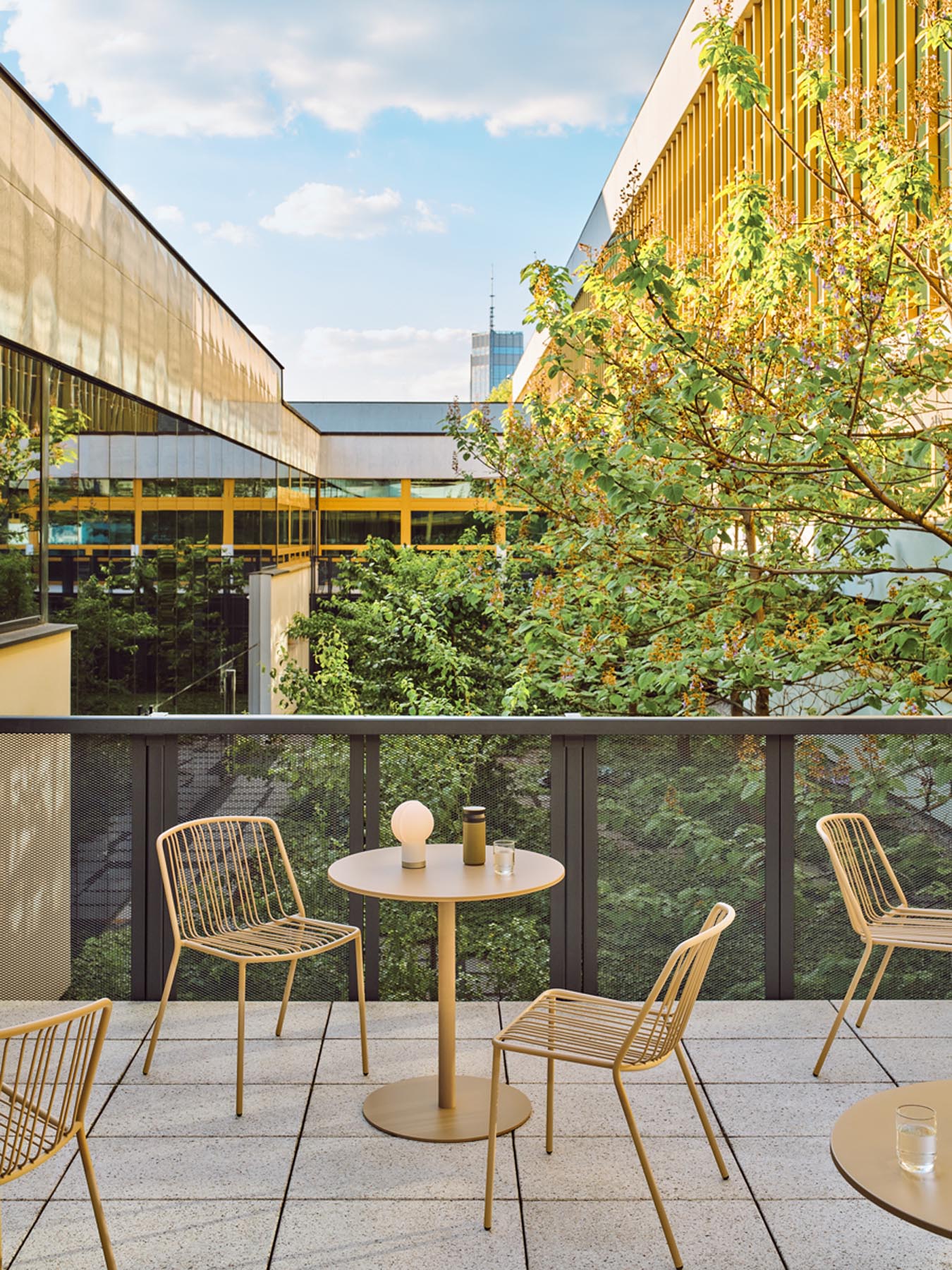 Eleganter Cafeteriatisch Bolt OST67 von Mdd, gefertigt aus edlem Holz, perfekt für gesellige Stunden im Garten oder auf der Terrasse.