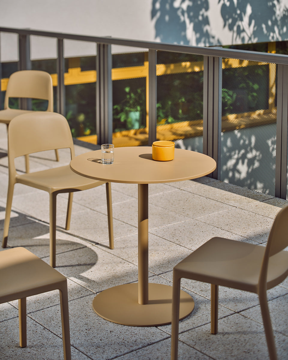 Moderner Gartentisch Bolt OST77 von MDD, perfekt für gemütliche Cafés im Freien, kombiniert zeitgemäße Ästhetik mit praktischer Nutzung.