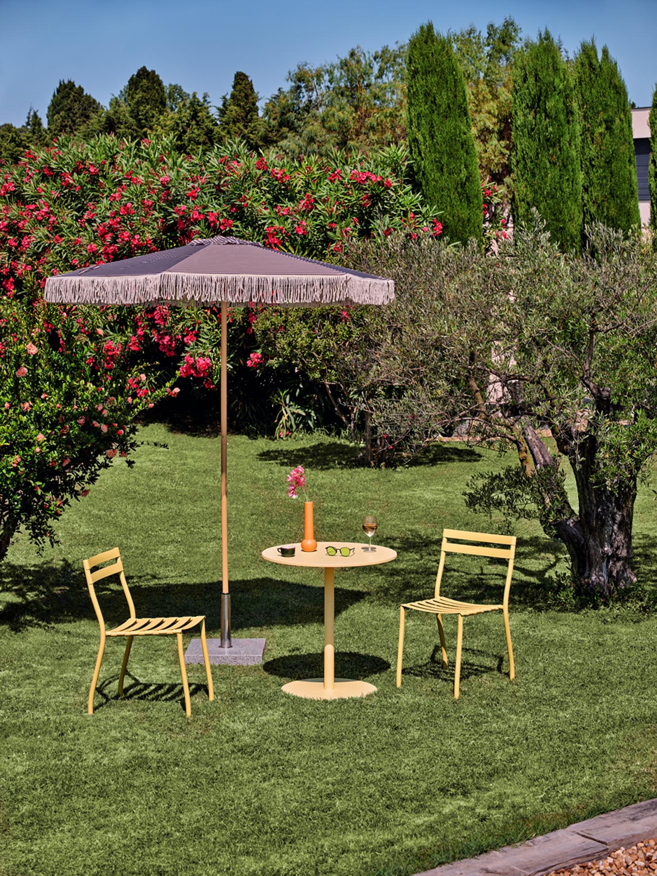 Eleganter Cafeteriatisch Bolt OST77 von MDD, ideal für entspannte Stunden im Garten, vereint stilvolles Design mit Funktionalität.