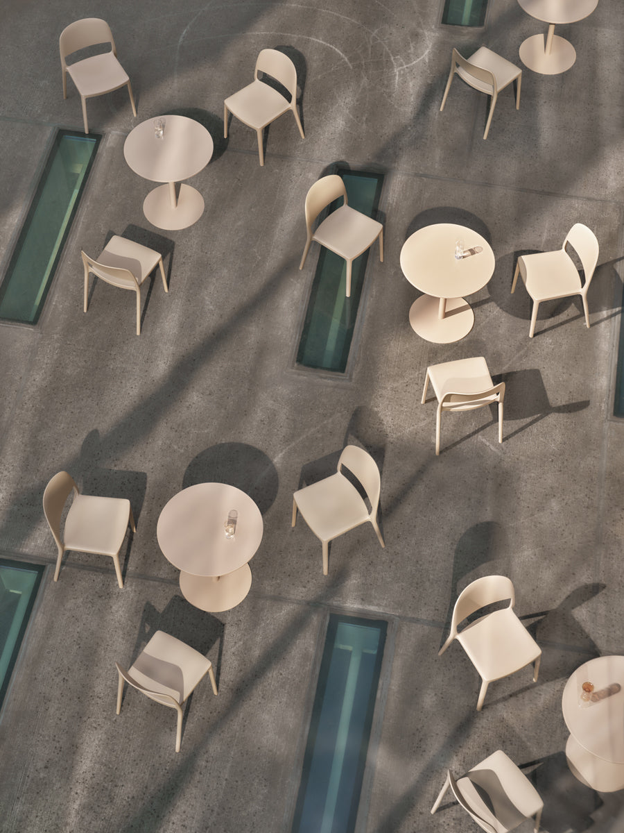 Eleganter Cafeteriatisch Bolt OST77 von MDD, ideal für entspannte Stunden im Garten, vereint Stil und Funktionalität.