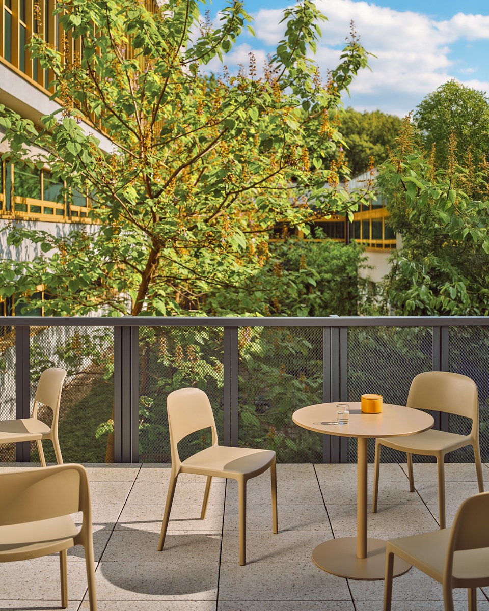 Bolt OST77 - Cafeteriatisch in Gelb präsentiert im Onlineshop von KAQTU Design AG. Gartentisch ist von Mdd