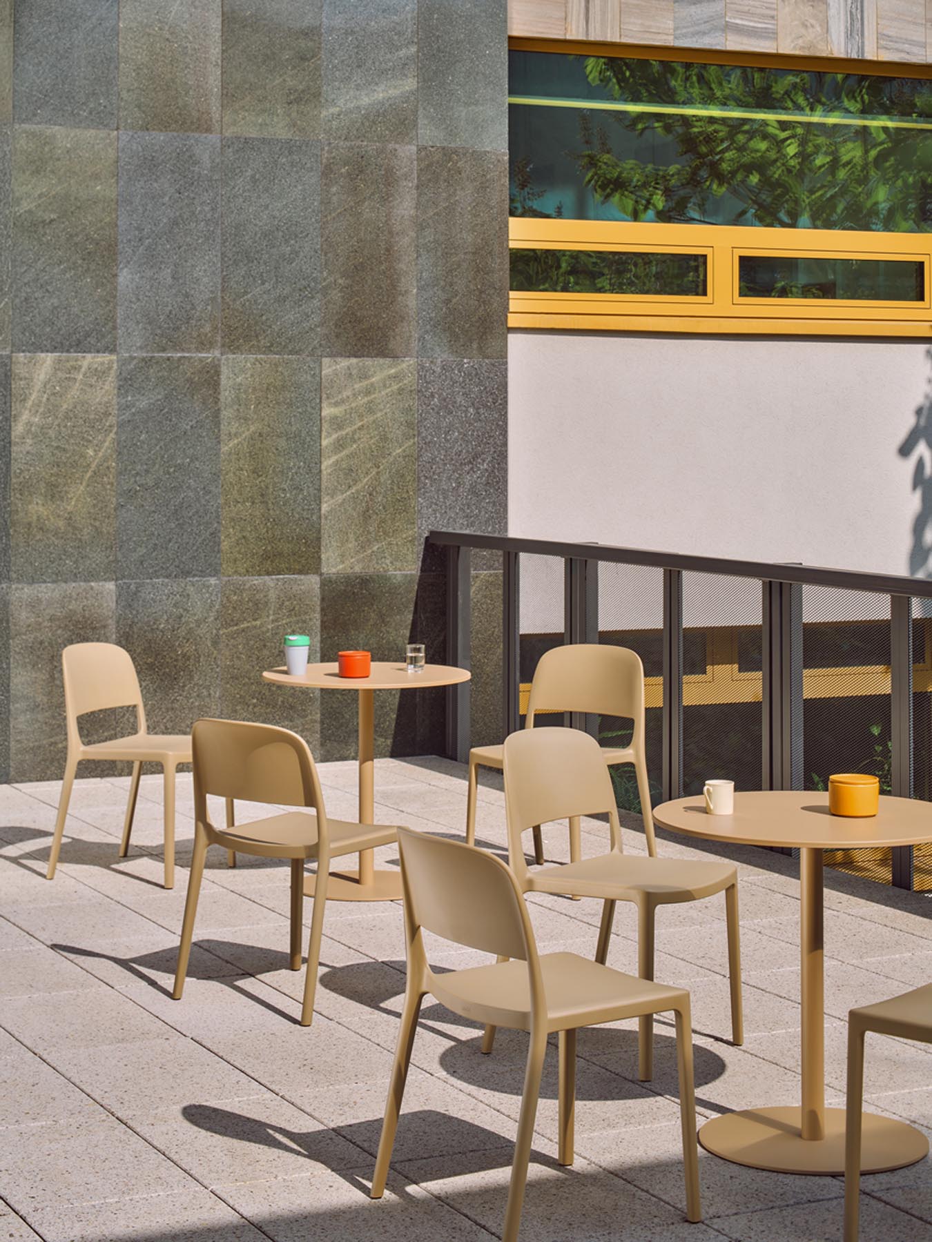 Moderner Gartentisch Bolt OSTK67 von Mdd in zeitlosem Schwarz, perfekt für gesellige Runden und stilvolle Gartenmöbel.