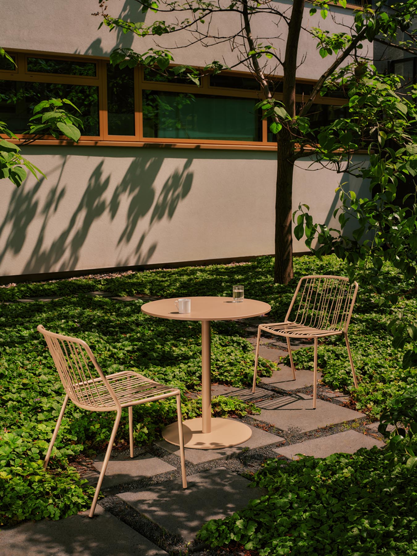 Moderner Gartentisch Bolt OSTK67 von Mdd in stilvollem Schwarz, perfekt für entspannte Momente im Freien und gesellige Zusammenkünfte.