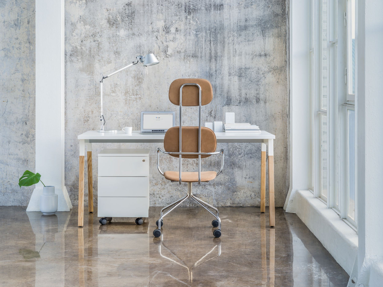 Moderner Ogi W BOW042L Schreibtisch in sanften Farben, perfekt für kreative Arbeitsumgebungen, kombiniert Funktionalität mit ästhetischem Flair.