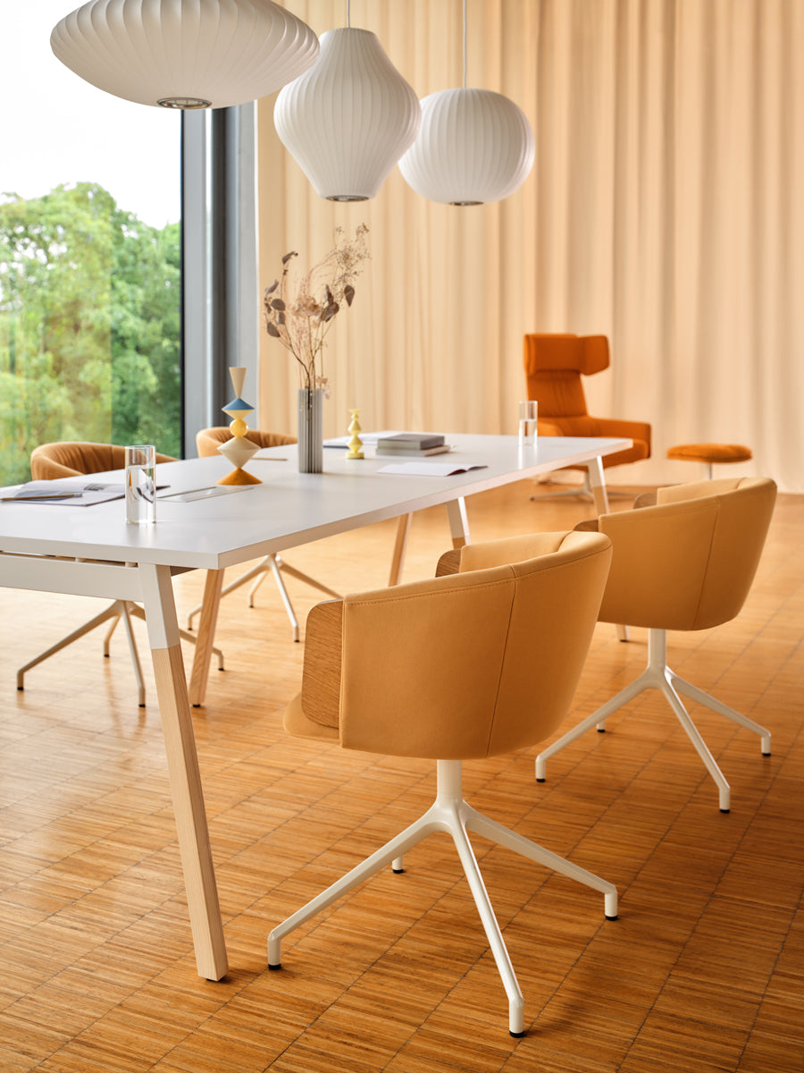 Eleganter Ogi W BOW042L Schreibtisch, der durch sein minimalistisches Design und harmonische Farben überzeugt, ideal für stilvolle Büros und kreative Arbeitsplätze.