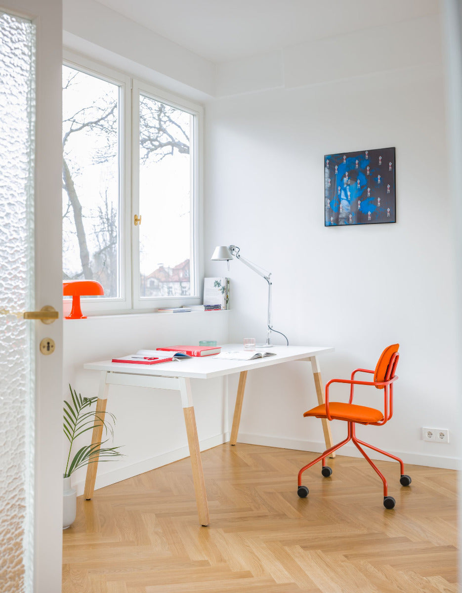 Eleganter Schreibtisch Ogi W BOW03E3 von Mdd, der durch seine schlichte Ästhetik und die Kombination aus weißem Finish und Holzbeinen besticht.