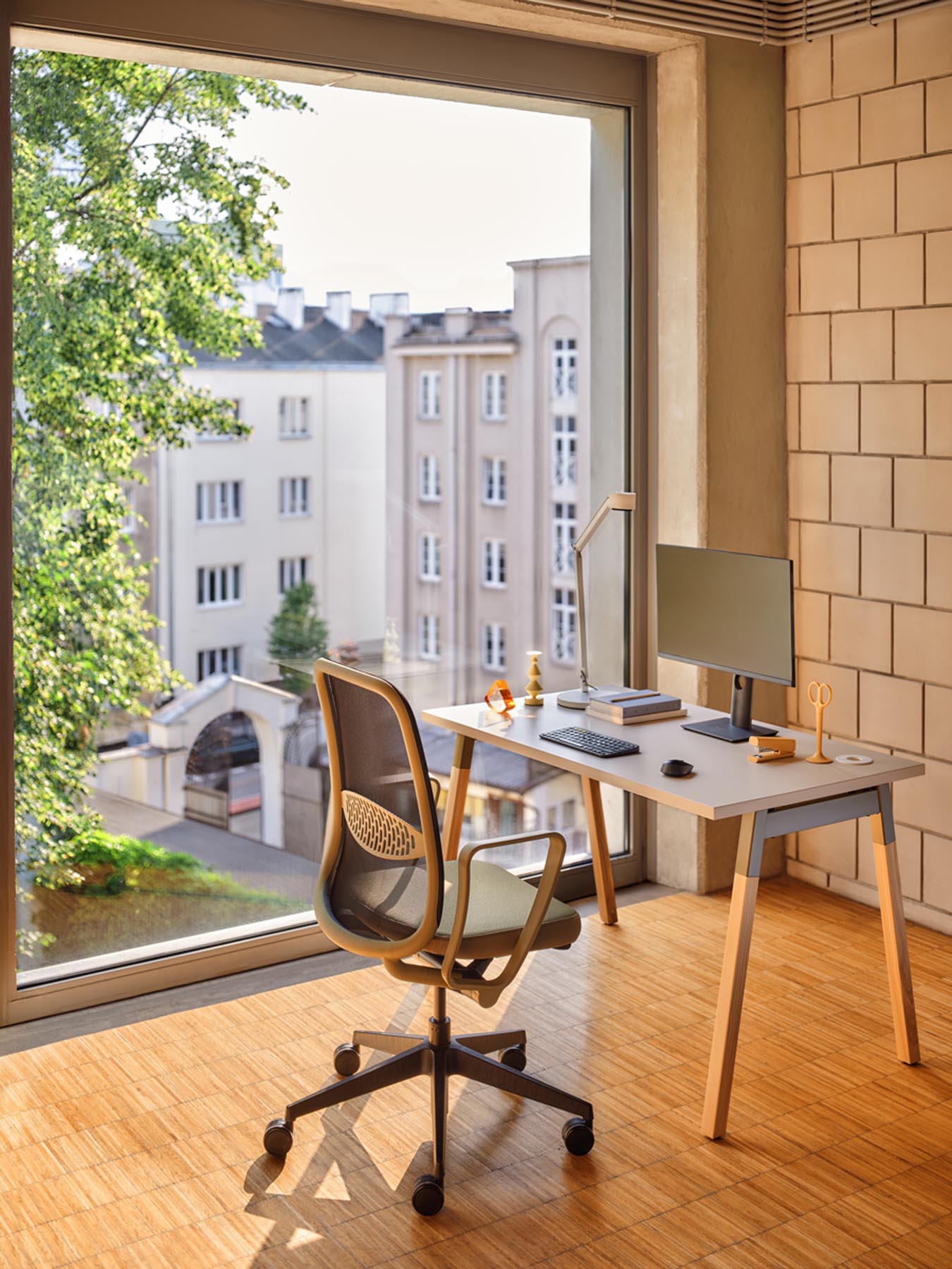 Eleganter Mdd Ogi W BOW03 Schreibtisch mit stilvollem Design und hochwertiger Holzoberfläche, perfekt für kreative Arbeitsumgebungen.