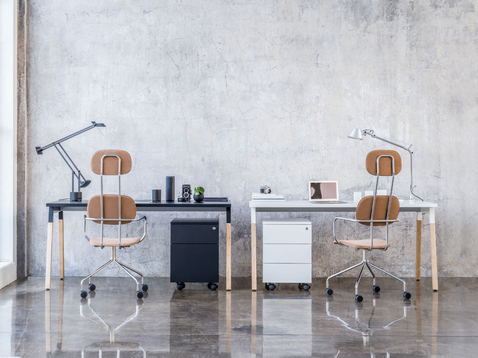 Eleganter Mdd Ogi W BOW03 Schreibtisch, der Funktionalität und Stil vereint, perfekt für kreative Arbeitsumgebungen und stilvolle Büros.