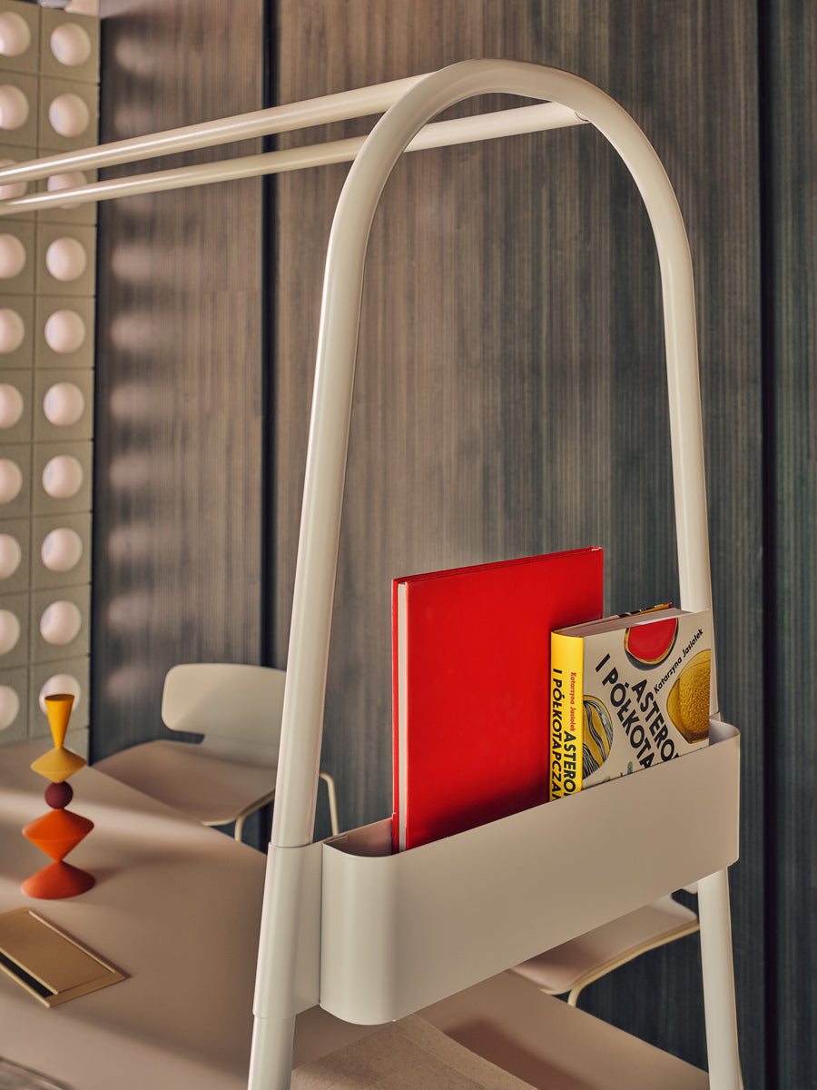Moderner Esstisch Ampla AUR02 von MDD: zeitloses Design aus Holz, perfekt für stilvolle Esszimmer und gesellige Runden.