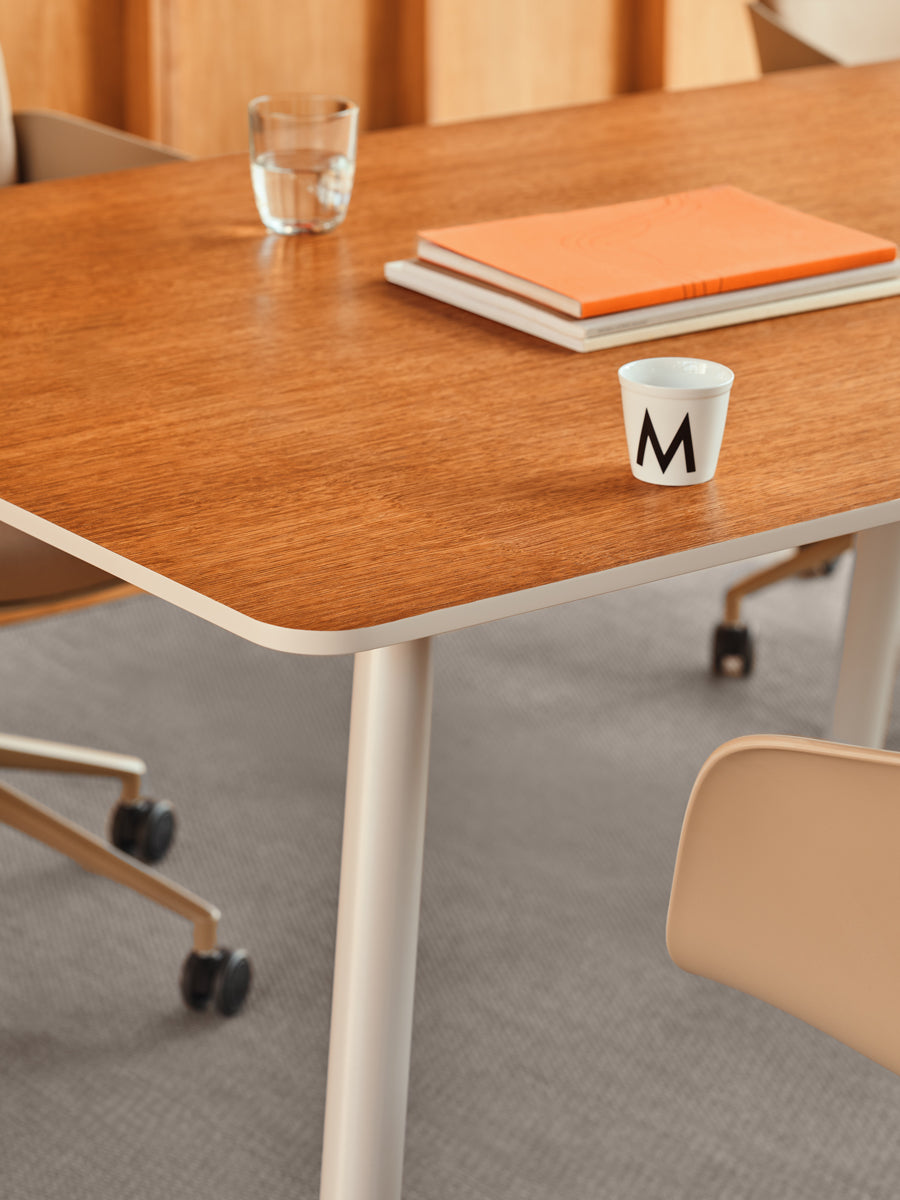 Eleganter Esstisch Echo ETF1636R von MDD, rechteckige Holzoberfläche in dunklem Braun, ideal für gemütliche Esszimmer und moderne Wohnkonzepte.