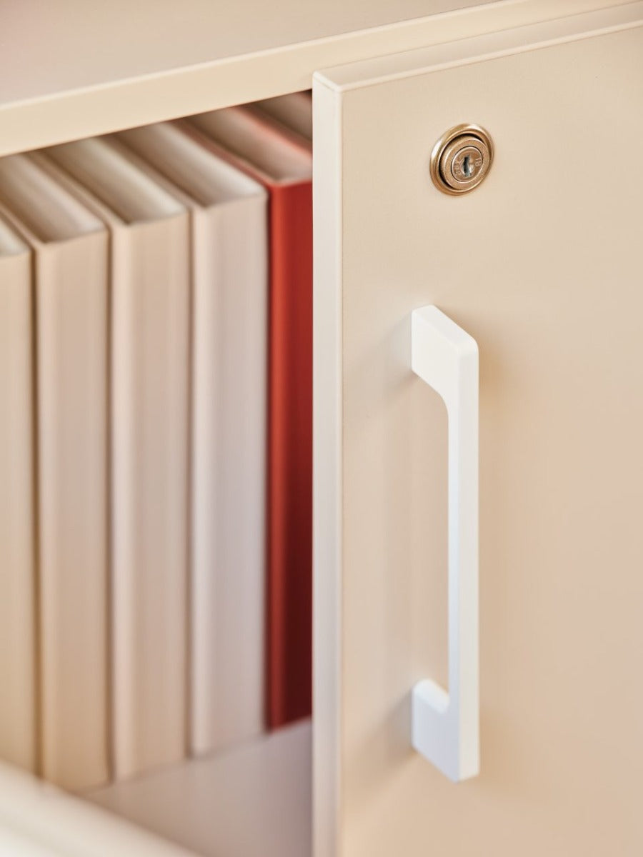 Eleganter Büroschrank Mdd Standard A5104 mit hochwertiger Holzoberfläche, perfekt für eine stilvolle und praktische Büroeinrichtung.