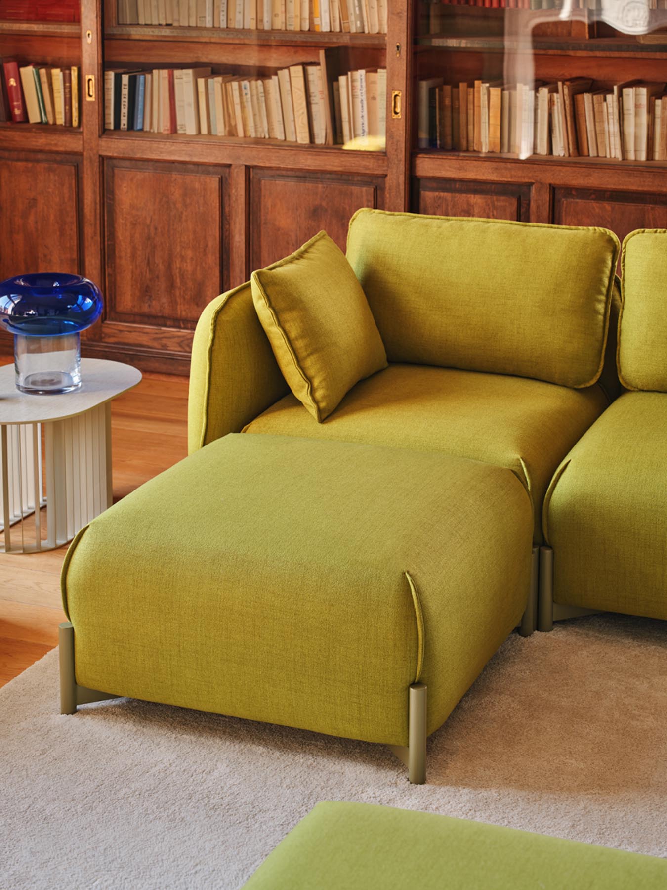 Elegantes modulares Sofa Linka LKS04L von MDD in neutralem Grau, ideal für stilvolle und einladende Wohnräume.