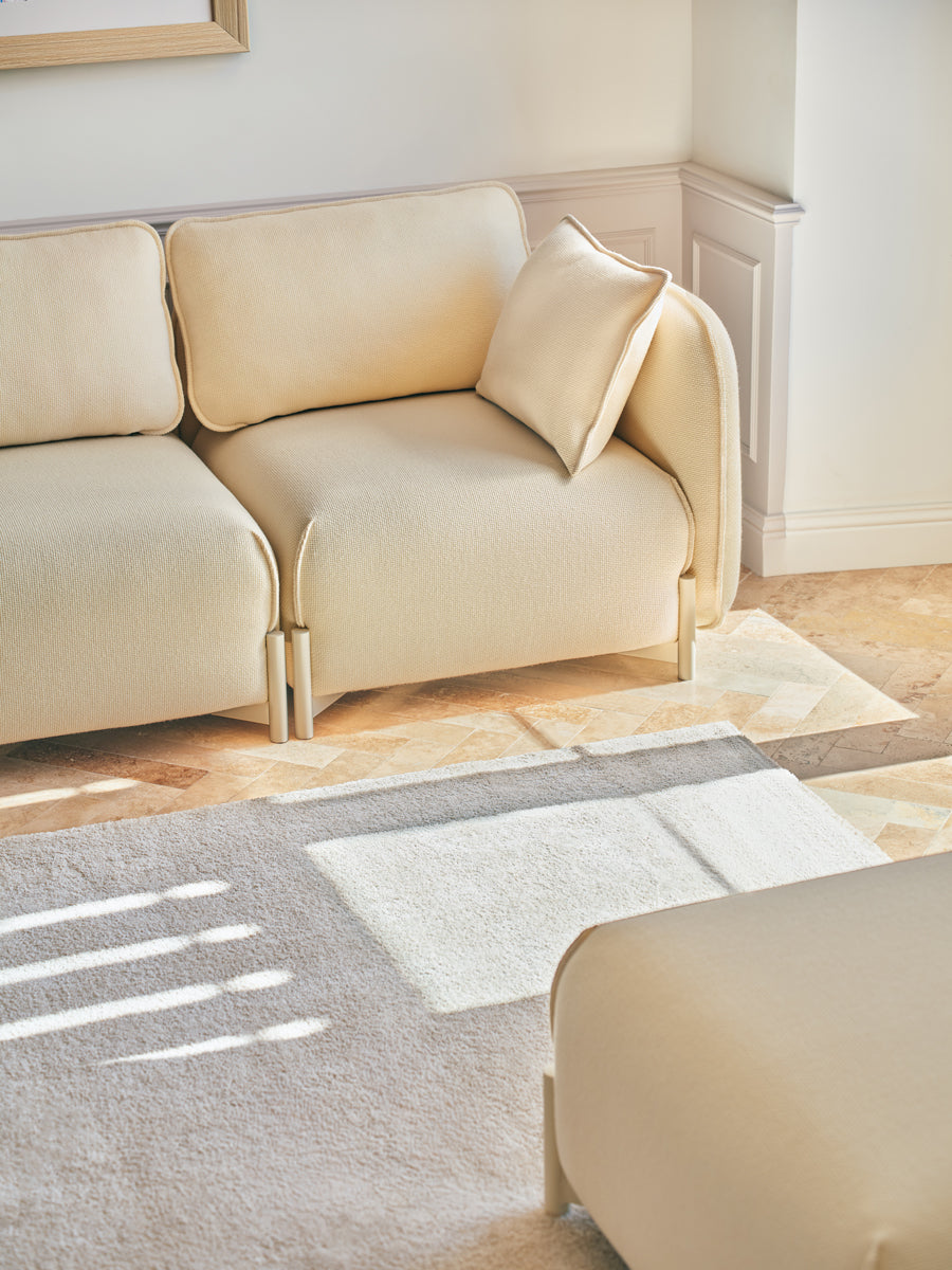 Elegantes 2er Sofa Linka LKS05P in sanftem Hellgrau, perfekt für moderne Interiors, vereint Komfort und ästhetisches Design.