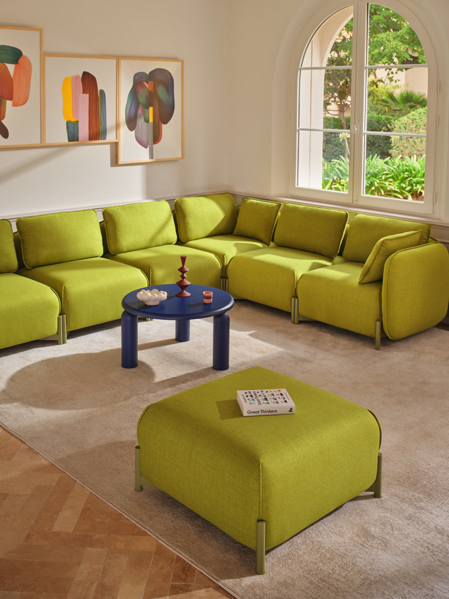 Stilvolles Sofa Linka LKS08P in dezentem Grau, mit geschwungenen Armlehnen und modernem Flair, ideal für elegante Wohnumgebungen.