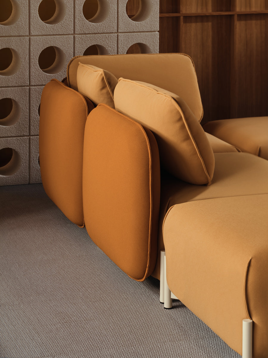 Elegantes Sofa Linka LKS08P in stilvollem Grau, das mit seiner geschwungenen Silhouette und modernen Designakzenten überzeugt.