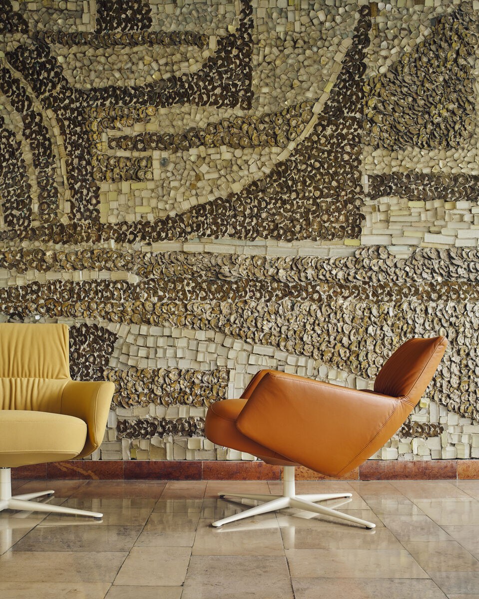 Blauer Loungesessel Toro mit gepolsterter Sitzfläche und Rückenlehne, Aluminium-Sternfussgestell in Anthrazit, niedrige Rückenlehne.