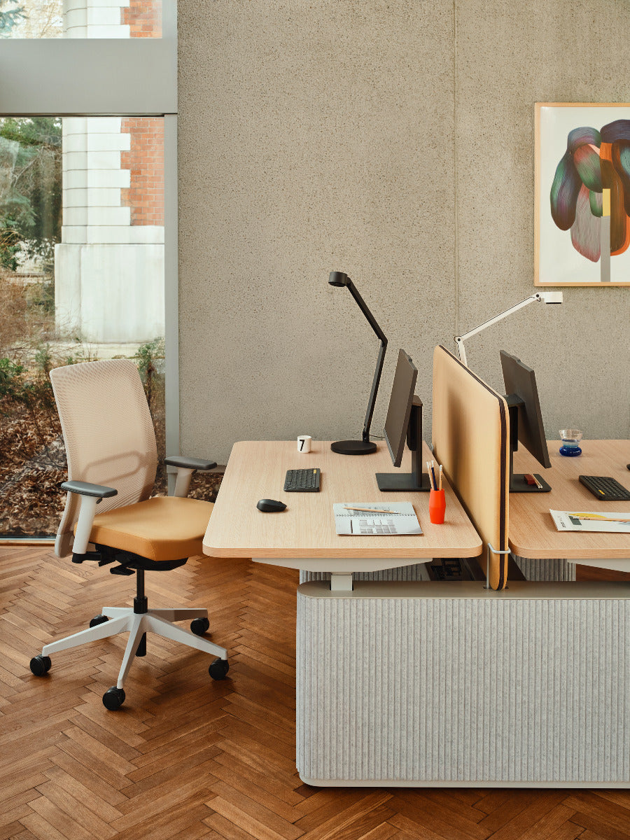 Moderne Ogi Drive Bench BODF720 mit stilvollen Filzfüßen, ideal für ergonomisches Arbeiten und flexible Höhenanpassung.