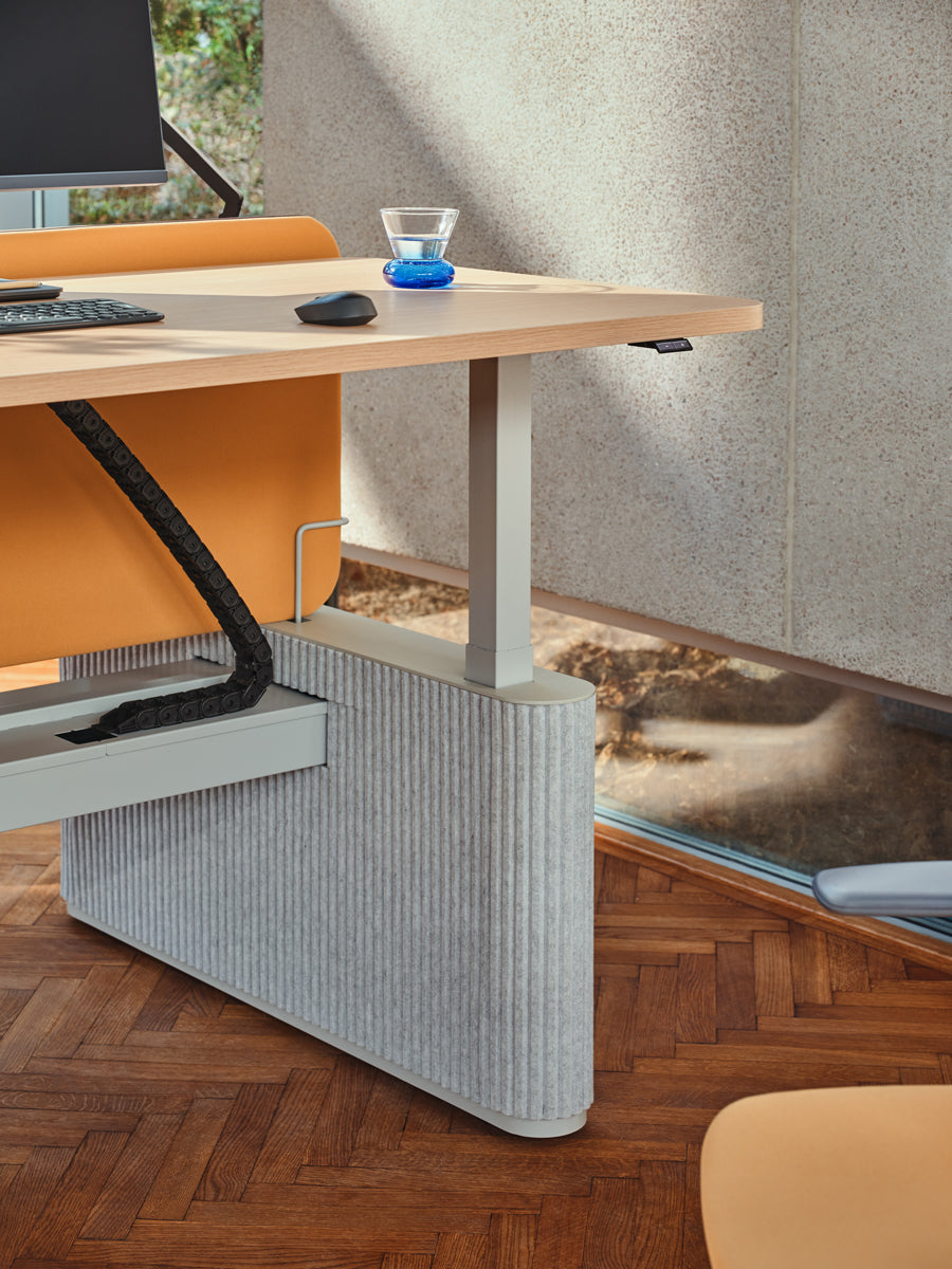 Elegante Ogi Drive Bench BODF720, elektrisch höhenverstellbar, ideal für ergonomisches Arbeiten, mit schützenden Filzfüßen für den Boden.