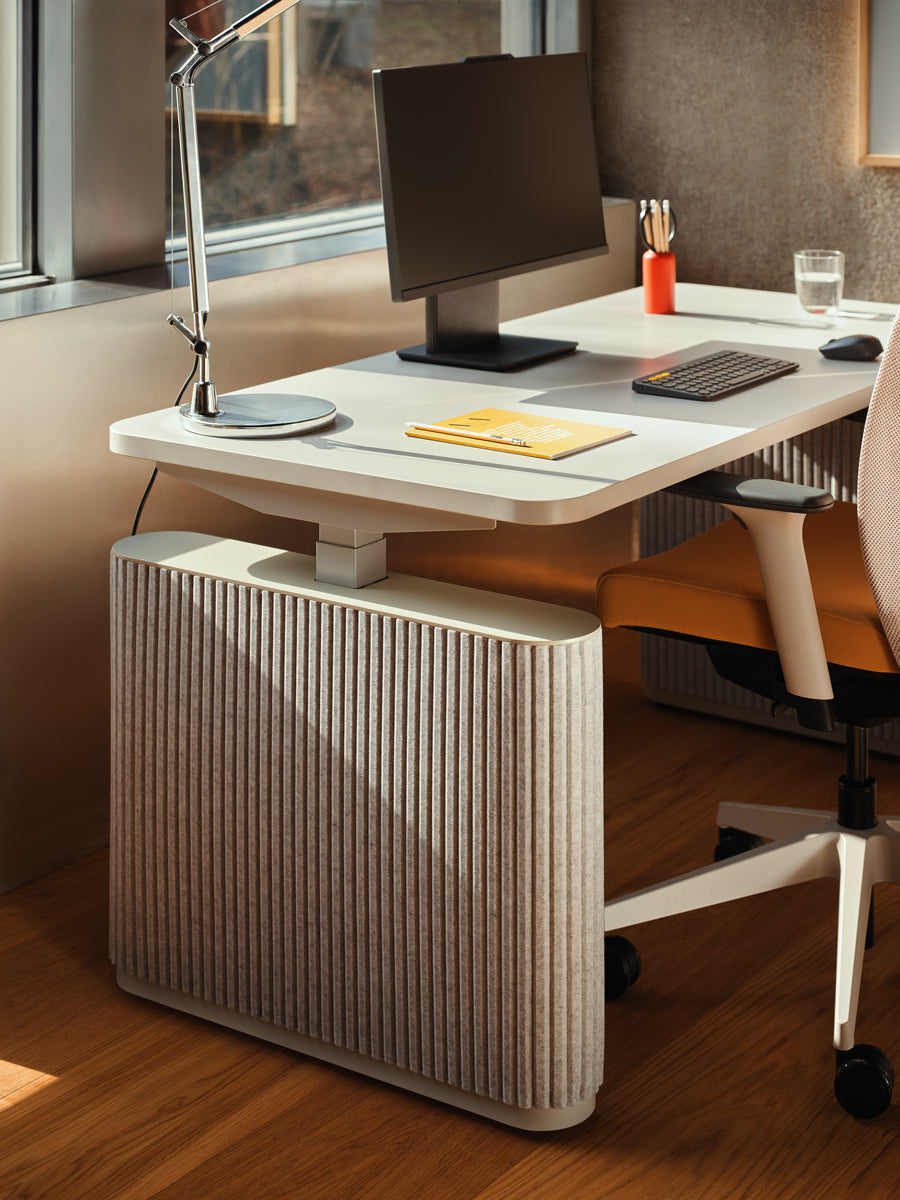 Eleganter elektrisch höhenverstellbarer Schreibtisch Ogi Drive BODF52, ausgestattet mit stilvollen Filzfüßen für eine harmonische Büroumgebung.