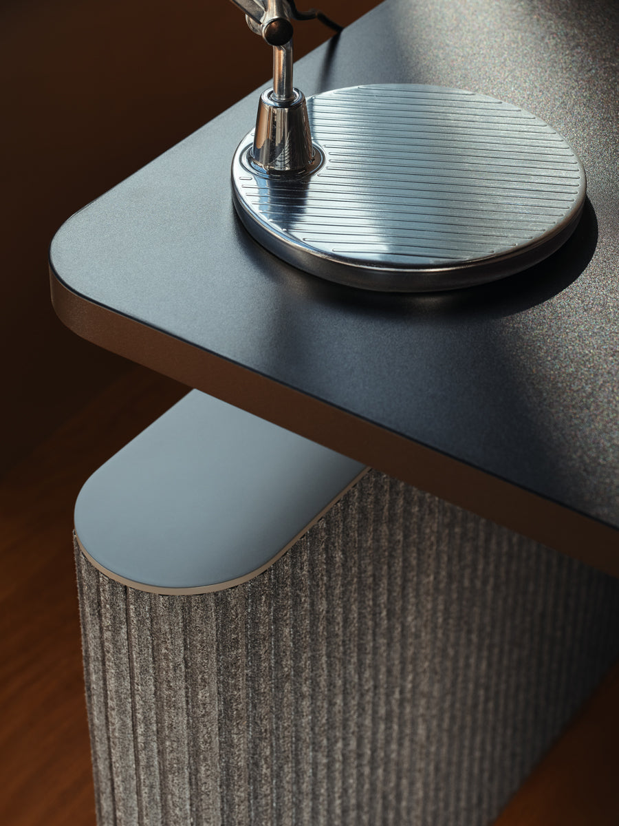 Moderner Schreibtisch Ogi Drive BODF52 mit elektrisch höhenverstellbarem Design und eleganten Filzfüßen für eine flexible Arbeitsumgebung.