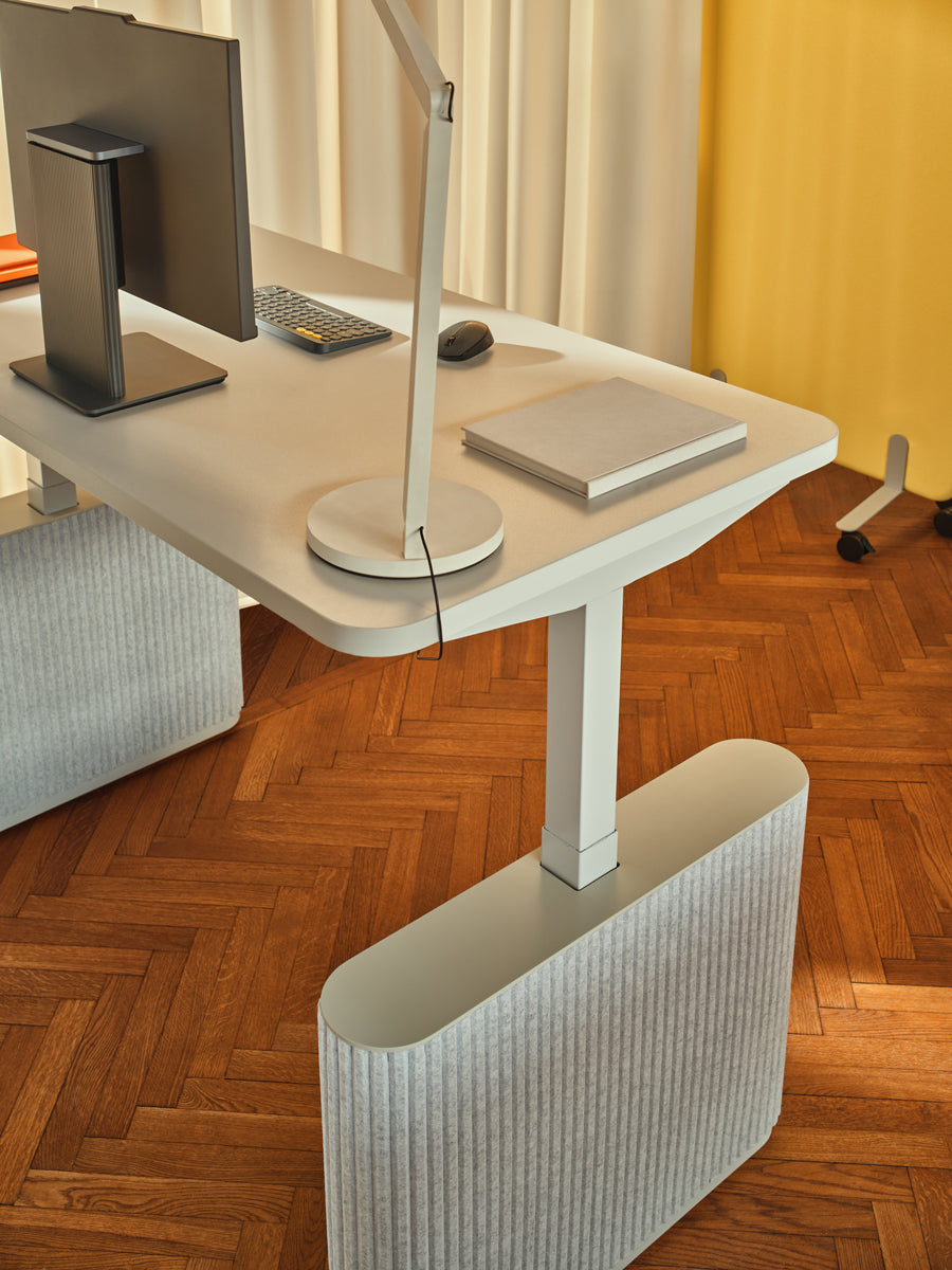 Eleganter elektrisch höhenverstellbarer Schreibtisch Ogi Drive BODF52 mit stilvollen Filzfüßen für ergonomisches Arbeiten und modernes Ambiente.