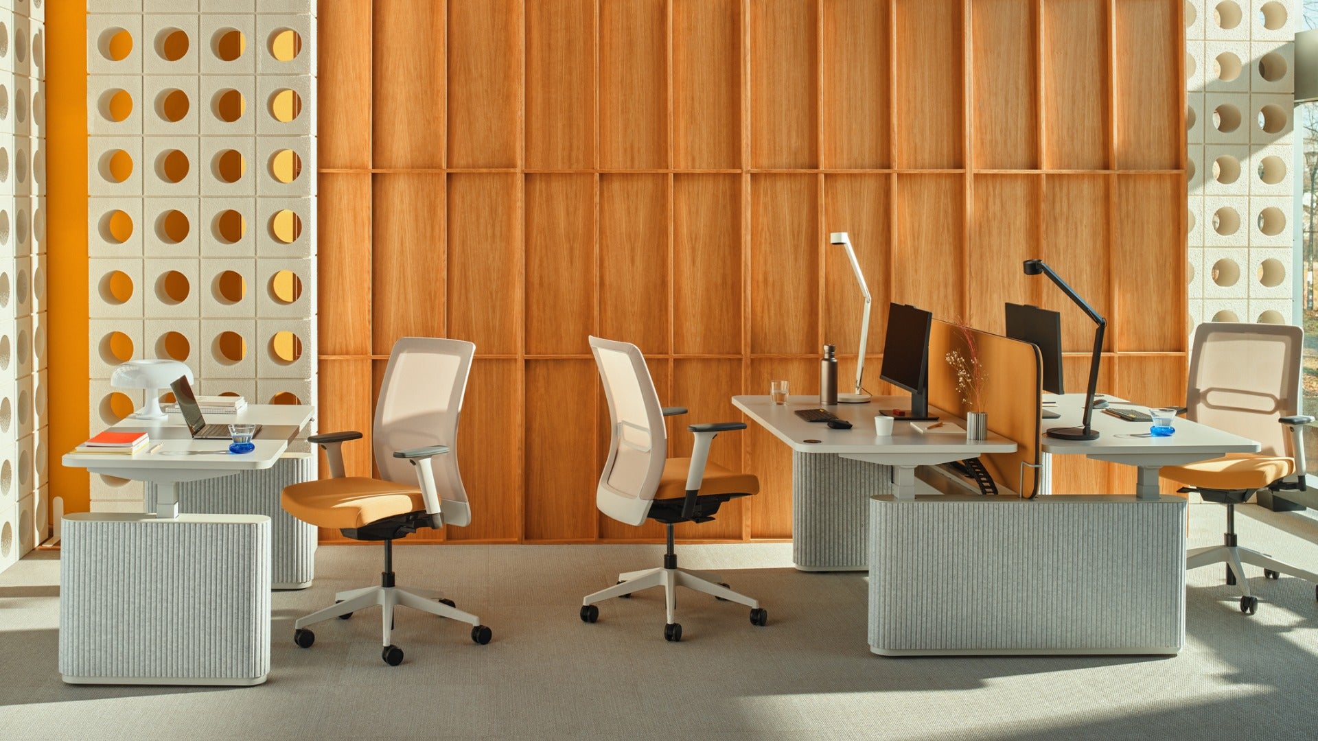 Eleganter elektrisch höhenverstellbarer Schreibtisch Ogi Drive BODF52 mit stilvollen Filzfüßen für ergonomisches Arbeiten und modernes Ambiente.