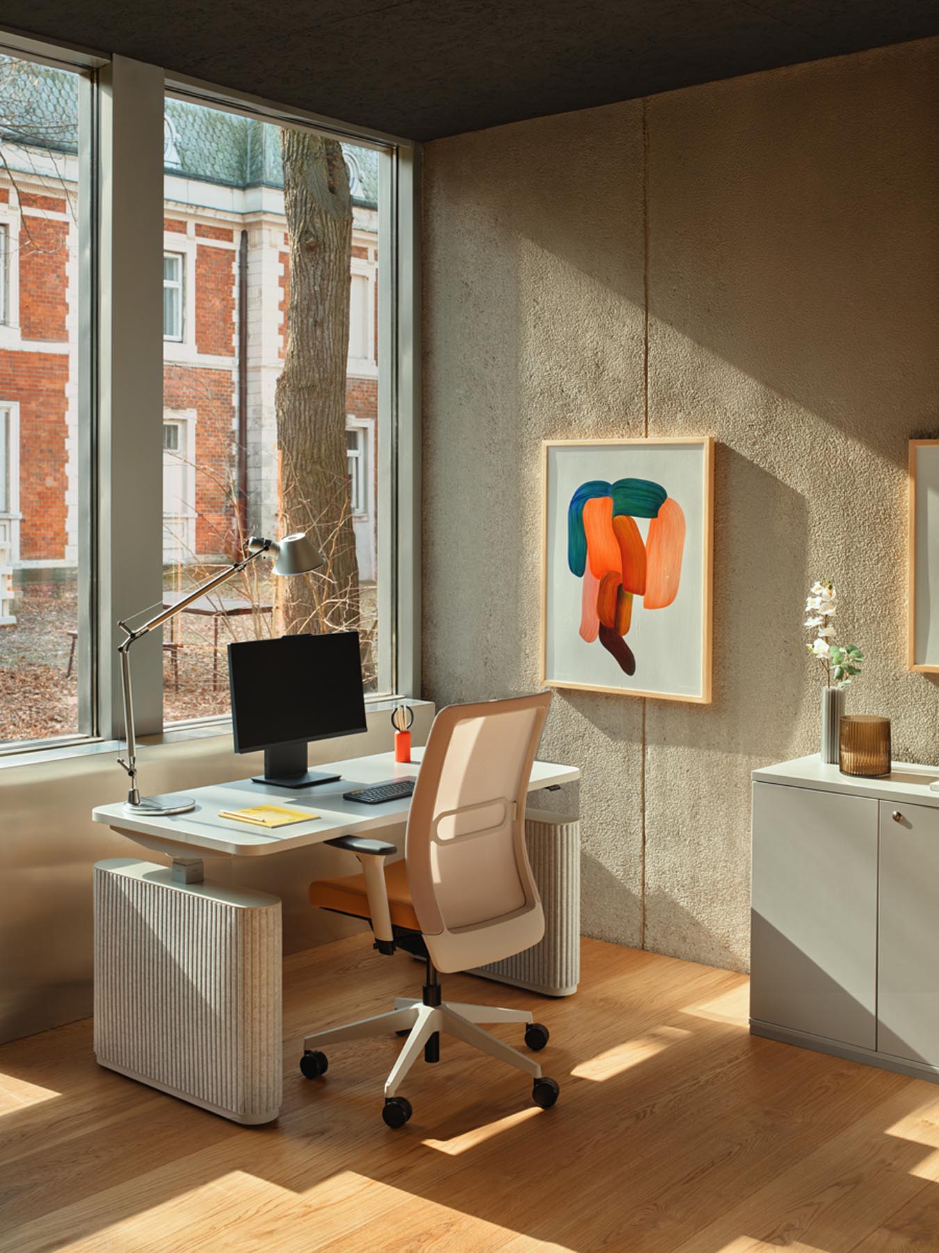 Moderner Schreibtisch Ogi Drive BODF52 mit elektrisch höhenverstellbarem Design und eleganten Filzfüßen für komfortables Arbeiten.
